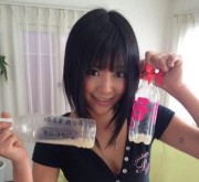 Японская порно звезда собрала 100 бутылок спермы через Твиттер