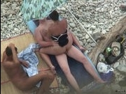 Групповой секс с женой на пляже